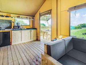 eine Küche mit gelben Wänden und einem großen Fenster in der Unterkunft 2 Bed in Dartmoor National Park 88088 in Harford