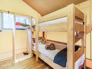 1 Schlafzimmer mit 2 Etagenbetten in einer Hütte in der Unterkunft 2 Bed in Dartmoor National Park 88088 in Harford