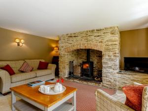 sala de estar con chimenea de piedra y sofá en 3 Bed in Minehead 78698, en Wheddon Cross