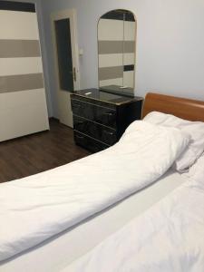 Cama o camas de una habitación en Stunning 2-Bed Apartment in Praha 4
