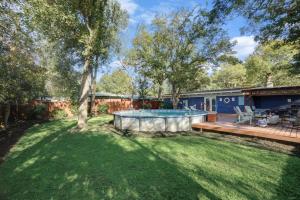 einen Hof mit einem Pool und einem Haus in der Unterkunft Vibrant House w Great Backyard Pool and Jacuzzi in Irving