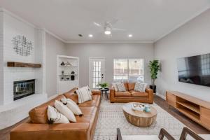 Μια τηλεόραση ή/και κέντρο ψυχαγωγίας στο Boho Chic Home w Backyard Paradise - Pool + Grill