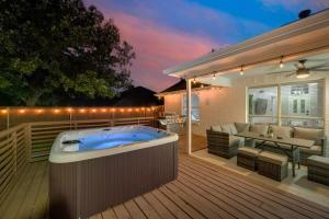 Πισίνα στο ή κοντά στο Boho Chic Home w Backyard Paradise - Pool + Grill