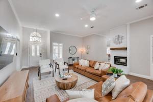 Χώρος καθιστικού στο Boho Chic Home w Backyard Paradise - Pool + Grill