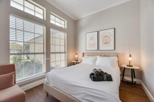 Ένα ή περισσότερα κρεβάτια σε δωμάτιο στο Boho Chic Home w Backyard Paradise - Pool + Grill +32 φωτογραφίες