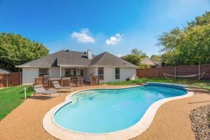 Πισίνα στο ή κοντά στο Boho Chic Home w Backyard Paradise - Pool + Grill