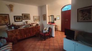 a living room with a tv and a couch at Il Nido di Paola in Carrara