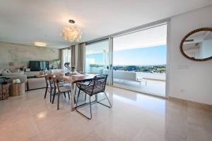 Kép LUXURY PENTHOUSE MARBELLA WIFI POOLS NETFLIX GOLF szállásáról Benahavísban a galériában