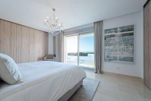 1 dormitorio con cama grande y ventana grande en LUXURY PENTHOUSE MARBELLA WIFI POOLS NETFLIX GOLF, en Benahavís