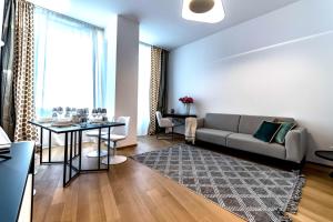 un soggiorno con divano e tavolo di Dream Suites Milano San Babila a Milano
