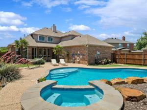 uma piscina em frente a uma casa em Southern Charm & Luxury Living - BBQ & Pool em Rockwall