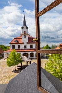 een raam met uitzicht op een kerk bij NOVA.Galicja in Nowy Sącz