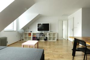 sala de estar con TV y mesa en Svarun apartment en Bovec