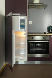 una cucina con frigorifero a pianta aperta e forno di Svarun apartment a Bovec