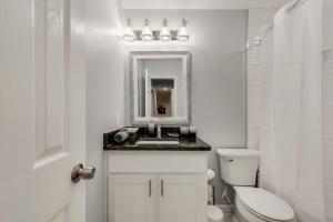 アーリントンにあるLuxury Home w Hot Tub near AT&T Stadiumの洗面台、トイレ、鏡のあるバスルーム +38枚の写真