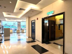 un hall avec ascenseur dans un immeuble dans l'établissement Ming SCSP, à Kota Kinabalu
