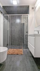 La salle de bains est pourvue d'une douche, de toilettes et d'un lavabo. dans l'établissement Apartament Górski z widokiem na góry w Bieszczadach - 3 sypialnie 80m2, à Ustrzyki Dolne