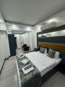 ein Schlafzimmer mit einem großen Bett mit zwei Handtüchern darauf in der Unterkunft Sweet Home in Istanbul