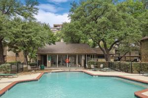 a large swimming pool in front of a building at Heart of Dallas - Cozy Apt 2Bed Pool Green in Dallas