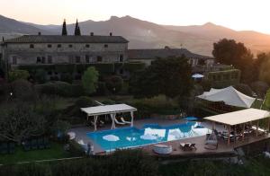 z góry widok na dom z basenem w obiekcie Le Valli Tuscany w mieście Pomarance