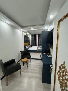 ein Wohnzimmer mit einem Bett, einem Tisch und Stühlen in der Unterkunft Sweet Home in Istanbul