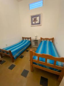 - 2 lits avec des draps bleus dans une chambre dans l'établissement Dpto Céntrico en Catamarca Capital, à San Fernando del Valle de Catamarca