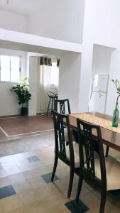 - une salle à manger avec une table et des chaises en bois dans l'établissement Dpto Céntrico en Catamarca Capital, à San Fernando del Valle de Catamarca
