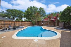Bazén v ubytování Allen Abode - 4 Bedrm Pool Fire Pit Charm nebo v jeho okolí