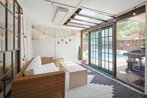 Postel nebo postele na pokoji v ubytování Allen Abode - 4 Bedrm Pool Fire Pit Charm