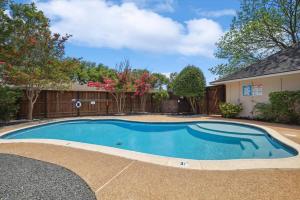 Bazén v ubytování Allen Abode - 4 Bedrm Pool Fire Pit Charm nebo v jeho okolí