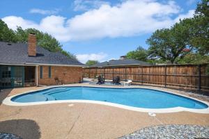 Bazén v ubytování Allen Abode - 4 Bedrm Pool Fire Pit Charm nebo v jeho okolí