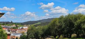 vistas a una ciudad con árboles y edificios en Nuevo Apartamento Vacacional en Cantabria, en Renedo de Piélagos