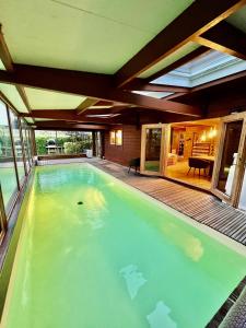 una piscina en una casa en Love room Port Blanc, en Penvénan
