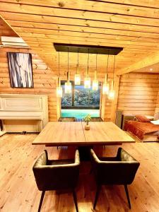 comedor con mesa de madera y sillas en Love room Port Blanc, en Penvénan