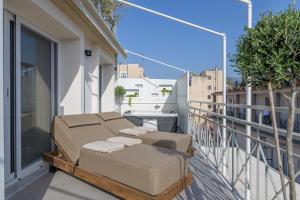 balcón con 2 tumbonas en Central Sunny Loft with Plunge Pool en Athens