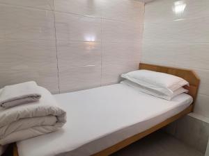 Un pat sau paturi într-o cameră la Jinnsti Guesthouse 景士迪宾馆