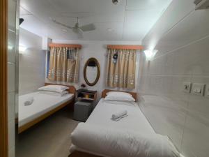 Un pat sau paturi într-o cameră la Jinnsti Guesthouse 景士迪宾馆