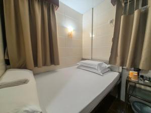 Un pat sau paturi într-o cameră la Jinnsti Guesthouse 景士迪宾馆