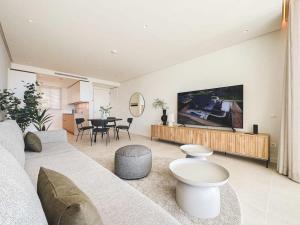 salon z kanapą i telewizorem w obiekcie Palo Alto Apartment Indoor Pool Gym View Wifi Parking w Marbelli