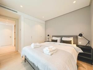 sypialnia z dużym łóżkiem z białymi ręcznikami w obiekcie Palo Alto Apartment Indoor Pool Gym View Wifi Parking w Marbelli +30 zdjęć