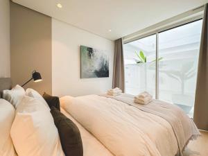 sypialnia z dużym łóżkiem i oknem w obiekcie Palo Alto Apartment Indoor Pool Gym View Wifi Parking w Marbelli