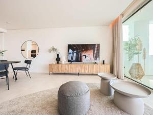 salon z telewizorem i stołem w obiekcie Palo Alto Apartment Indoor Pool Gym View Wifi Parking w Marbelli