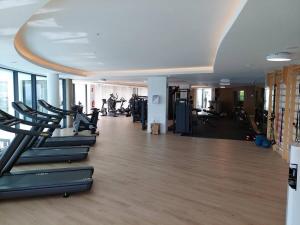 Centrum fitness w obiekcie Palo Alto Apartment Indoor Pool Gym View Wifi Parking