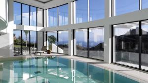 Basen w obiekcie Palo Alto Apartment Indoor Pool Gym View Wifi Parking lub w pobliżu