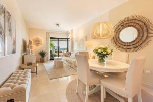 ein Esszimmer mit einem Tisch und einem Sofa in der Unterkunft Resort Marbella Pools Family Golf Wifi Children in Estepona