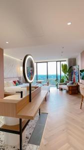 sala de estar con mesa y espejo en Reverie Sky Home An Bang Beach, en Dien Ban