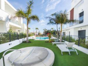 une terrasse avec piscine et palmiers dans l'établissement Duplex 3 Bedrooms Wifi Pools Jacuzzi, à Estepona