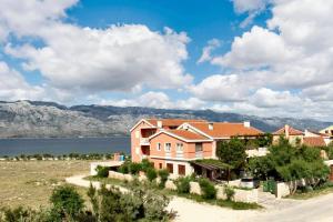 una casa con vista sull'acqua e sulle montagne di One bedroom apartement with sea view enclosed garden and wifi at Razanac a Ražanac (Rasanze)