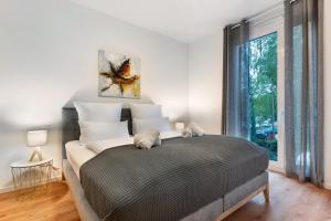 Un dormitorio con una cama grande y una ventana. en Km Style Apartments 8, en Freiburg im Breisgau