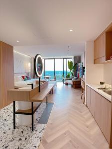 cocina y sala de estar con vistas al océano en Reverie Sky Home An Bang Beach, en Dien Ban